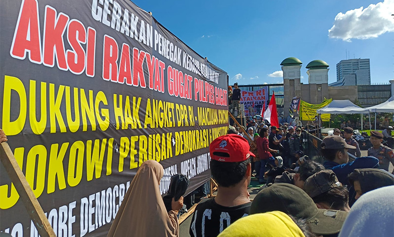 Massa Gerakan Penegak Kedaulatan Rakyat Mulai Padati Kawasan DPR - demo co - www.indopos.co.id