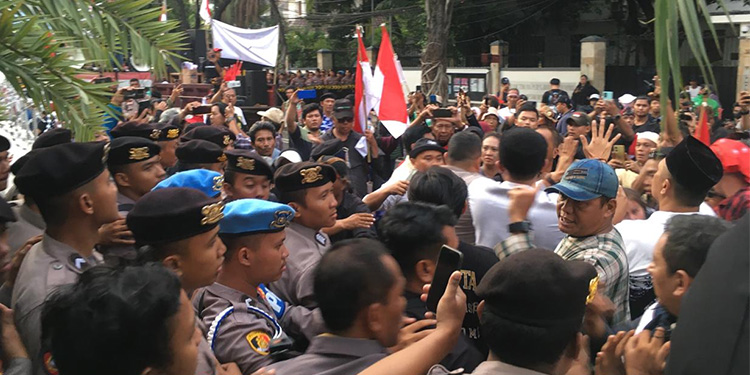 Demonstrasi tolak kecurangan Pemilu di depan kantor KPU, Jalan Imam Bonjol, Menteng, Jakarta Pusat. Foto: Dok Indopos.co.id