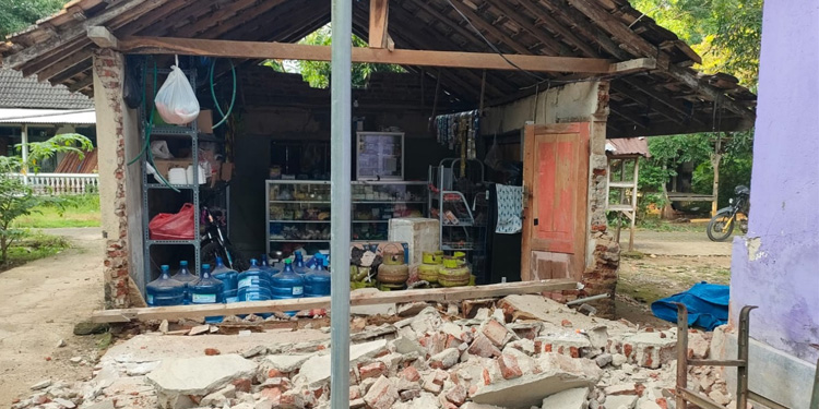 Beberapa unit bangunan mengalami kerusakan akibat gempa berkekuatan M6,5 yang mengguncang lepas pantai Kabupaten Tuban, Jawa Timur, pada Jumat (22/3/2024). Foto: Dok BPBD Kabupaten Tuban