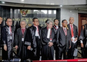Deputi Hukum Tim Pemenangan Nasional (TPN) Ganjar-Mahfud, Todung Mulya Lubis (tengah) saat menghadiri sidang perkara Perselisihan Hasil Pemilihan Umum (PHPU) Pilpres 2024 di MK. (Instagram/@todungmulyalubisofficial)