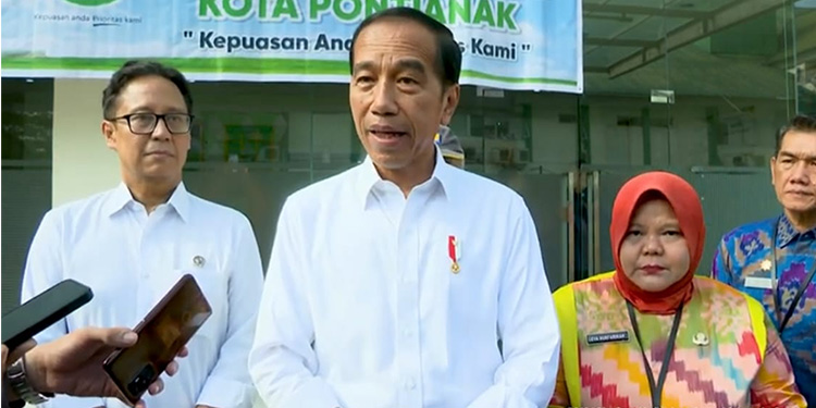 Presiden Joko Widodo (Jokowi) memberikan keterangan pers usai meninjau RSUD Sultan Syarif Mohamad Alkadrie, Kota Pontianak, Kalimantan Barat. Foto: YouTube Sekretariat Presiden