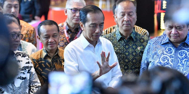 Presiden Jokowi memberikan keterangan pers usai membuka pameran otomotif IIMS 2024, di JI-Expo Kemayoran, Jakarta, Kamis (15/2/2024). (Dok. Humas Setkab)