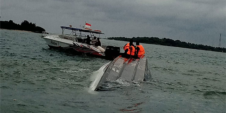 Kecelakaan transportasi laut, Kapal Motor Parikudus terbalik di perairan Kepulauan Seribu, DKI Jakarta. (Dok Polres Kepulauan Seribu)