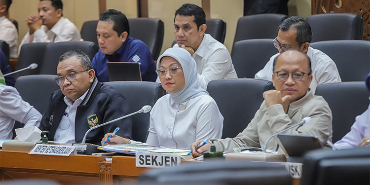 Menteri Ketenagakerjaan (Menaker) Ida Fauziyah saat Rapat kerja dengan komisi IX DPR RI. (Kemnaker untuk INDOPOS.CO.ID)