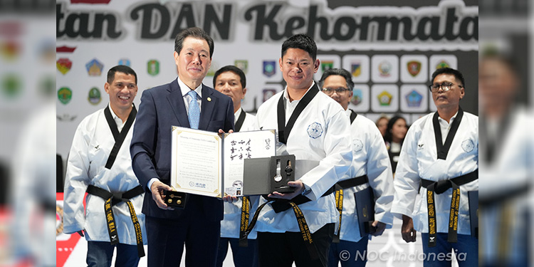 Ketua Umum Komite Olimpiade Indonesia (KOI) atau National Olympic Committee/NOC) Indonesia Raja Sapta Oktohari (kanan) mendapatkan sabuk kehormatan dari Chairman Kukkiwon, Jeon Kab-kil, pada Selasa (27/2/2024). Foto: NOC Indonesia