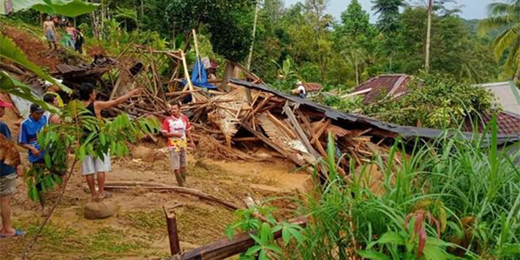 Kondisi rumah warga yang diterjang longsor akibat cuaca ekstrem di Kabupaten Lebak. (Indopos.co.id/Yasril Chaniago)