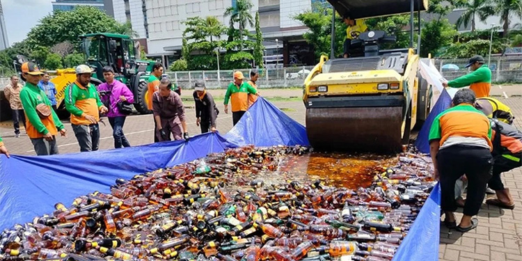Proses pemusnahan barang bukti berupa botol miras dan narkoba. Foto: Dok Kejari Jakpus/Istimewa