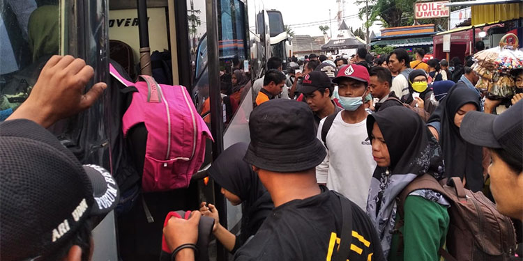 Kepadatan masyarakat terjadi di Terminal Kalideres, Jakarta Barat menjelang perayaan Idulfitri 2023. (Dok. Indopos.co.id)