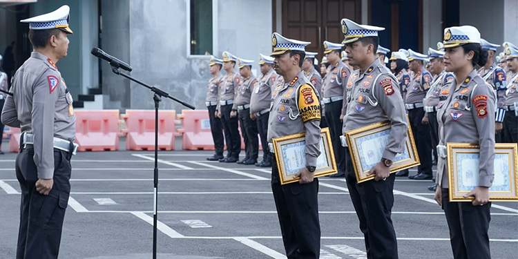 Kepala Korps Lalu Lintas (Kakorlantas) Polri Irjen Pol Aan Suhanan pimpin apel pagi sekaligus memberikan penghargaan kepada personel lalu lintas Polri, di lapangan NTMC Polri, Senin (4/3). Foto: Dok Ist