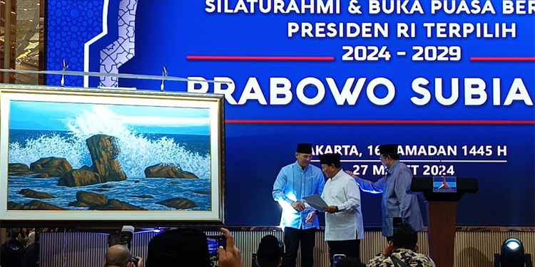 Presiden ke-6 RI Susilo Bambang Yudhoyono menyerahkan lukisan ke Prabowo Subianto didampingi oleh Agus Harimurti Yudhoyono di Jakarta, Rabu (27/3/2024). Foto : dili/indopos.co.id