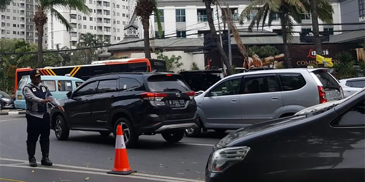 Petugas mulai melakukan uji coba di lokasi Jalan KH Mas Mansyur - Habib Usman Mufti, Tanah Abang, Jakarta Pusat. Foto: Diskominfotik/Istimewa