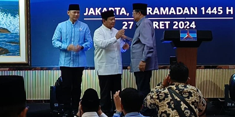 Presiden ke-6 Susilo Bambang Yudhoyono menyerahkan lukisan ke Prabowo Subianto didampingi oleh Agus Harimurti Yudhoyono di Jakarta, Rabu (27/3/2024). (foto : dili/indopos.co.id)