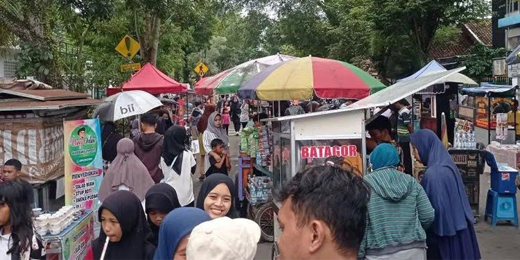 Pedagang takjil berjejer di jalan Multatuli, Rangkasbitung. (yasril/indopos.co.id)