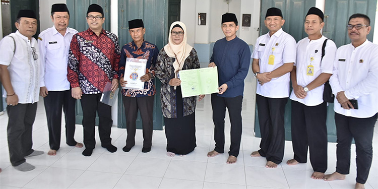 Wamen ATR/Waka BPN Serahkan Sertifikat Tanah Makam Sunan Bonang - wamen - www.indopos.co.id