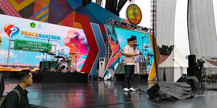 Wakil Menteri Agama (Wamenag) Saiful Rahmat Dasuki saat membuka Peace Santren di Ponpes Az Ziyadah di Jakarta, Sabtu (16/3/2024). (Nasuha/ INDOPOS.CO.ID)