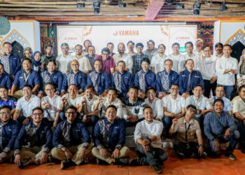 Suasana foto bersama para awak media dengan sejumlah petinggi dan pegawa Yamaha Indonesia di bilangan Cikini, Rabu (27/3/2024). (PR Yahama Indonesia for Indopos.co.id)
