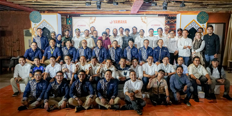 Suasana foto bersama para awak media dengan sejumlah petinggi dan pegawa Yamaha Indonesia di bilangan Cikini, Rabu (27/3/2024). (PR Yahama Indonesia for Indopos.co.id)
