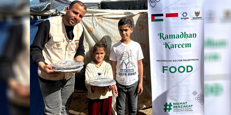 BAZNAS RI bersama International Networking for Humanitarian (INH) mendistribusikan Hidangan Berkah Ramadan bagi warga Palestina yang berada di kamp pengungsian, Gaza. Foto: Dok. BAZNAS