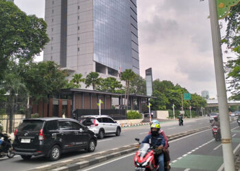 Langit Jakarta terpantau berawan tebal. (Nasuha/ INDOPOS.CO.ID)