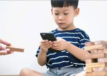 Ilustrasi anak bermain gadget. (Dokumen INDOPOS.CO.ID)