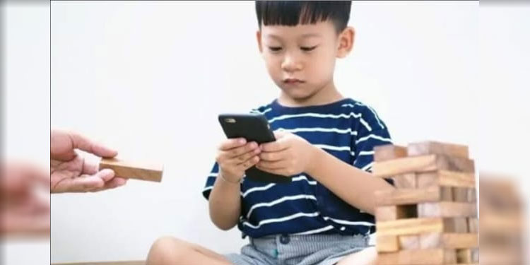 Ilustrasi anak bermain gadget. (Dokumen INDOPOS.CO.ID)