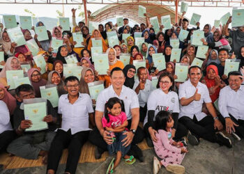 Menteri AHY usai menyerahkan sertipikat hasil Konsolidasi Tanah untuk hunian tetap (Huntap) di Petobo, Kota Palu, Sulawesi Tengah, Minggu (28/4/2024) malam. Foto: Dok. Kementerian ATR/BPN