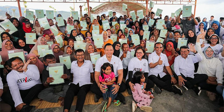 Menteri AHY usai menyerahkan sertipikat hasil Konsolidasi Tanah untuk hunian tetap (Huntap) di Petobo, Kota Palu, Sulawesi Tengah, Minggu (28/4/2024) malam. Foto: Dok. Kementerian ATR/BPN