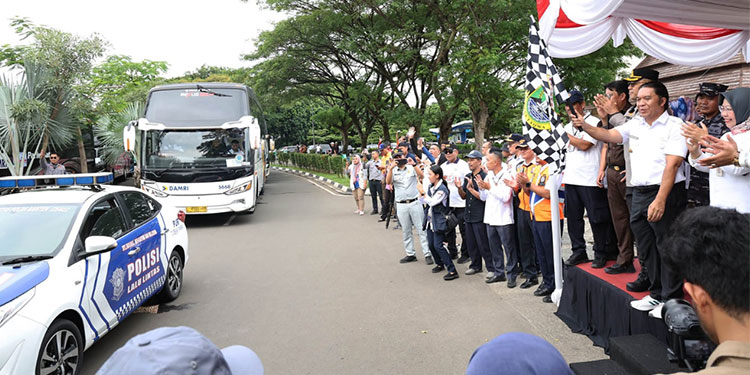 Pj Gubernur Al Muktabar Lepas 22 Bus Program Mudik Gratis 2024 Provinsi Banten - banten 2 - www.indopos.co.id