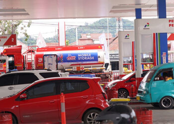 Ilustrasi - Kendaraan bermotor saat mengisi bahan bakar minyak (BBM) di sebuah Stasiun Pengisian Bahan Bakar Umum (SPBU) milik Pertamina. Foto: Pertamina Patra Niaga