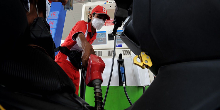 Ilustrasi - Pekerja Pertamina Patra Niaga mengisi bahan bakar minyak (BBM) ke tangki sepeda motor di sebuah stasiun pengisian bahan bakar umum (SPBU). Foto: Pertamina Patra Niaga