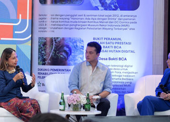 EVP Corporate Communications & Social Responsibility Bank Central Asia (BCA) Hera F. Haryn (kiri) bersama Duta Bakti BCA Nicholas Saputra (tengah) dalam acara Peluncuran #BuktiBaktiBCA di Jakarta, Rabu (24/4/2024). Foto: BCA