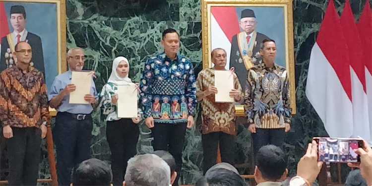 Penyerahan sertifikat elektronik oleh Menteri ATR/BPN Agus Harimurti Yudhoyono. (Indopos.co.id/Folber Siallagan)