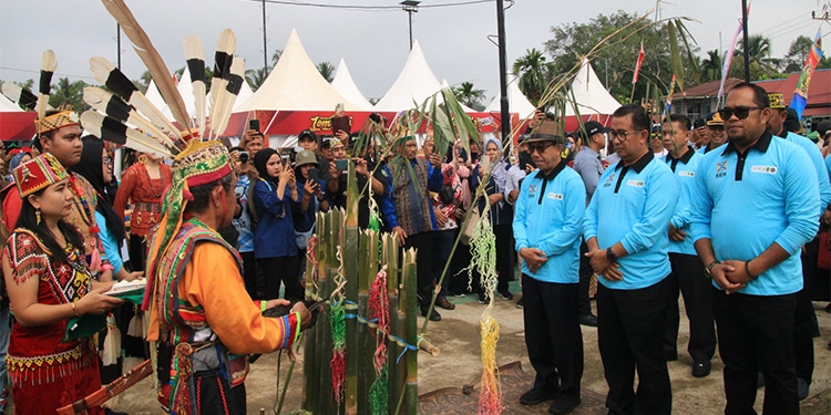 Bupati Kutai Timur Ardiansyah Sulaiman, Penjabat (Pj.) Gubernur Kalimantan Timur Akmal Malik, dan Wakil Bupati Kutai Timur Kasmidi Bulang (dari kiri ke kanan), disambut secara adat saat menghadiri Festival Lom Plai 2024. Foto: