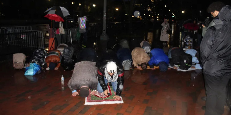 Muslim Amerika berdoa di luar Gedung Putih sebagai bentuk protes dan menentang dukungan Joe Biden terhadap perang Israel di Gaza pada 2 April 2024. (Al Jazeera)