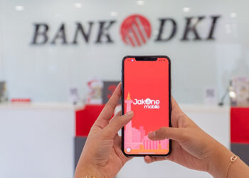 Ilustrasi - Seseorang tengah membuka aplikasi JakOne Mobile dari Bank DKI. Foto: Bank DKI