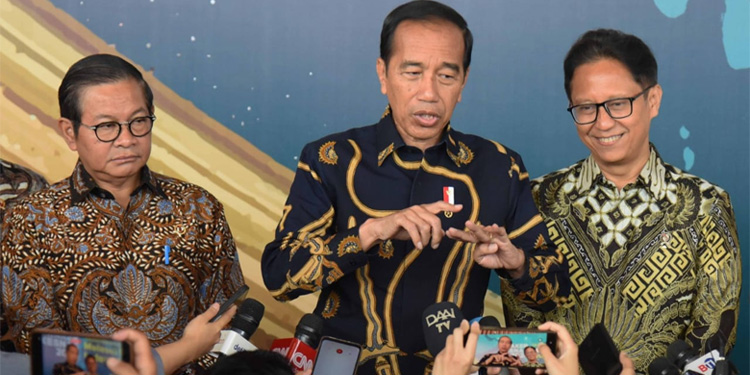 Presiden Jokowi memberikan keterangan pers usai membuka rapat kerja kesehatan nasional (Rakerkesnas) Tahun 2024, di ICE BSD, Tangerang, Banten, Rabu (24/4/2024). (Dok. Humas Setkab/Rahmat)