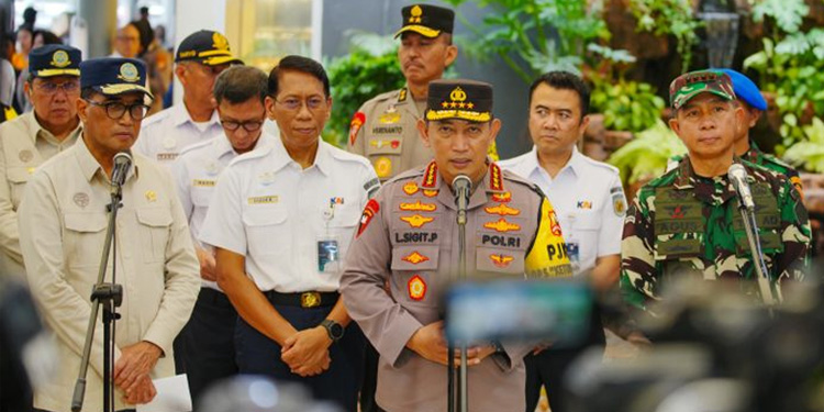 Kapolri Jenderal Listyo Sigit Prabowo mengecek keamanan di Stasiun Pasar Senen saat mudik Lebaran 2024. (Humas Polri)