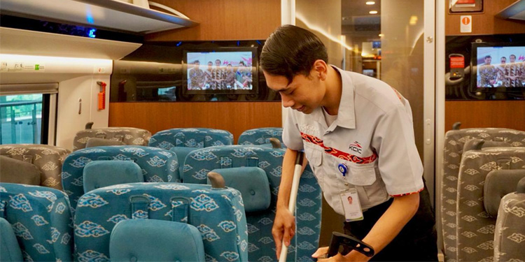 GDPS mengembangkan inovasi menyeluruh dengan menyediakan layanan terbaru, yaitu onboard cleaning untuk layanan Kereta Cepat Jakarta-Bandung atau Whoosh dari PT Kereta Cepat Indonesia China (KCIC). Foto : Ist