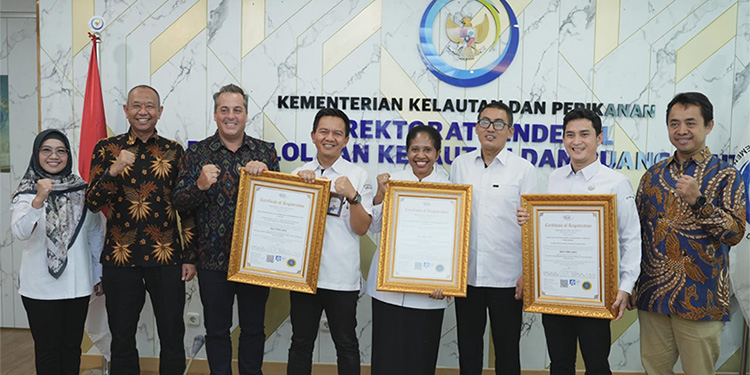 Sekretaris Ditjen PKRL Kusdiantoro (tiga dari kanan) ikut menyaksikan penyerahan Sertifikat ISO. Foto: Humas PRL KKP for indopos.co.id