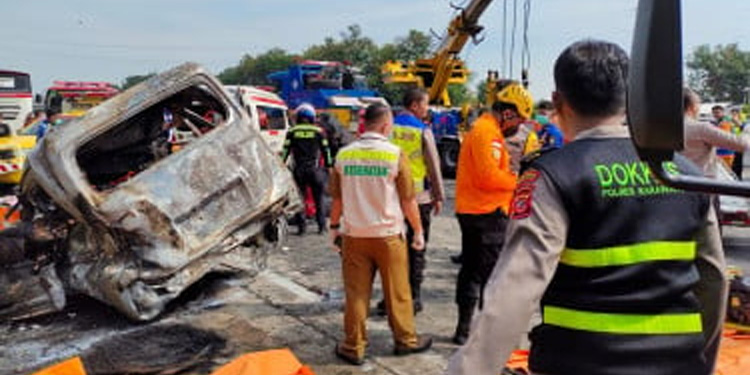 Kecelakaan Tol Cikampek Km 58, Sopir Gran Max Bolak-balik Jakarta-Ciamis - laka 1 - www.indopos.co.id