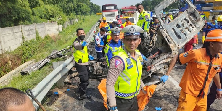Kecelakaan maut melibatkan tiga unit kendaraan di Km 58 Tol Jakarta-Cikampek (Japek), Senin (8/4/2024). Foto: Dok Polri/Jasa Marga