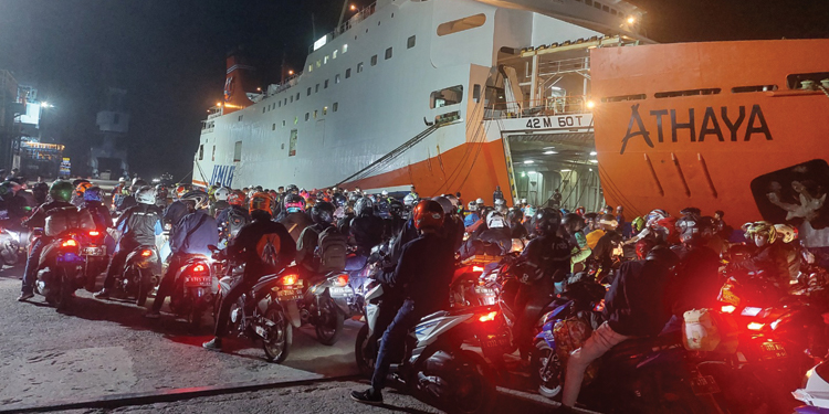 Lonjakan penumpang saat arus mudik Lebaran Idulfitri 2024 di Pelabuhan Merak. Foto: Dok Masyarakat Transportasi Indonesia