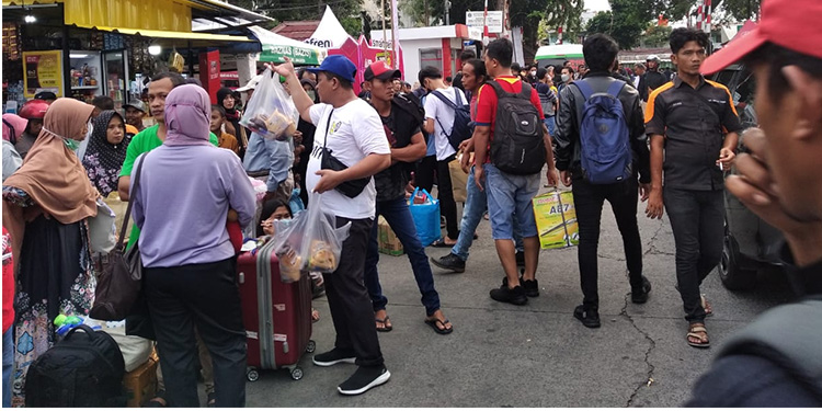 Kepadatan masyarakat terjadi di Terminal Kalideres, Jakarta Barat menjelang perayaan Idulfitri. (Dok. Indopos.co.id)