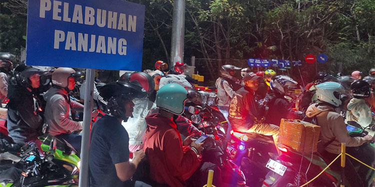 Para pemudik menggunakan sepeda motor memadati Pelabuhan Panjang, Bandar Lampung saat mudik Lebaran Idulfitri 2024. (Dok. Masyarakat Transportasi Indonesia Pusat)