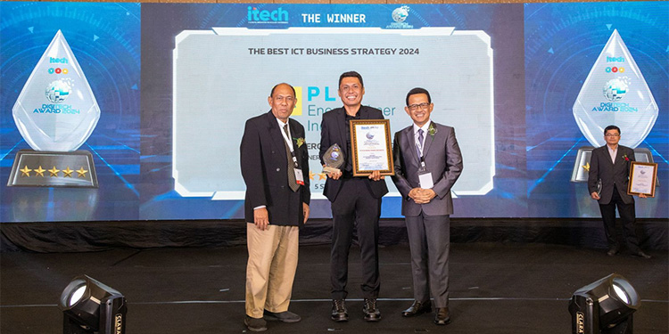 Perusahaan Listrik Negara Energi Primer Indonesia (PLN EPI) mendapatkan 5 Star Gold  dalam Digitech Award 2024 yang diadakan oleh Majalah Itech. Kiri ke kanan Ir. Irnanda Laksanawan, MSc. ENg. (MBM)., PhD. (Ketua Penyelenggara DIGITECH Award 2024/Deputi Menteri BUMN 2010-2012; Dedeng Hidayat, Direktur Manajemen Human Capital dan Administrasi PLN EPI; dan Ir. Priyantono Rudito, PhD. (Dewan Juri DIGITECH Award 2024/Praktisi Transformasi Digital)