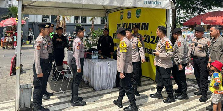 Libur Lebaran, Polisi Perketat Pengamanan Objek Wisata Kota Tua - polisi jaga apel - www.indopos.co.id