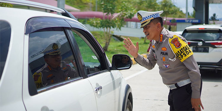 Dirlantas Polda Aceh Kombes Iqbal menyapa pengguna kendaraan sebelum masuk pintu tol. Foto/humas Ditlantas Polda Aceh for Indopos.co.id
