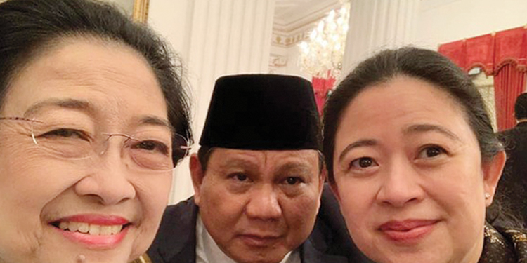 Ketua DPR Puan Maharani (kanan) bersama Ketua Umum PDI-P Megawati Soekarnoputri (kiri) dan Ketua Umum Partai Gerindra Prabowo Subianto (tengah) berswafoto beberapa waktu lalu. (Instagram Puan Maharani)