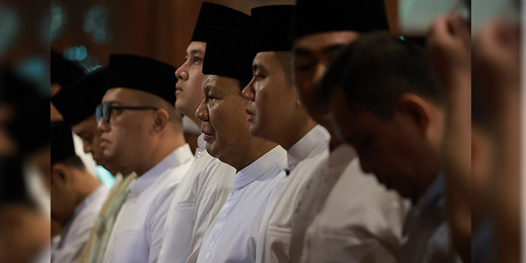 Menteri Pertahanan dan presiden terpilih RI 2024-2029 Prabowo Subianto melaksanakan ibadah salat Idul Fitri 1445 Hijriah di Masjid Nurul Wathon yang berada di Padepokan Garuda Yaksa, Hambalang, Bogor, Jawa Barat, Rabu (10/4/2024). (ist)