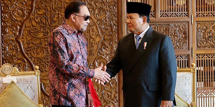 Menteri Pertahanan RI Prabowo Subianto melakukan kunjungan kehormatan kepada Perdana Menteri Malaysia YM Dato’ Seri Anwar Ibrahim, di Kantor PM Malaysia, Gedung Perdana Putra, Putrajaya, Kamis (4/4/2024). (Dok. Kemenhan)